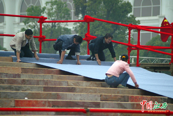 金雞百花電影節(jié)星光大道及看臺(tái)搭建近尾聲(組圖(圖2) 金雞百花電影節(jié)星光大道及看臺(tái)搭建近尾聲(組圖(圖2)