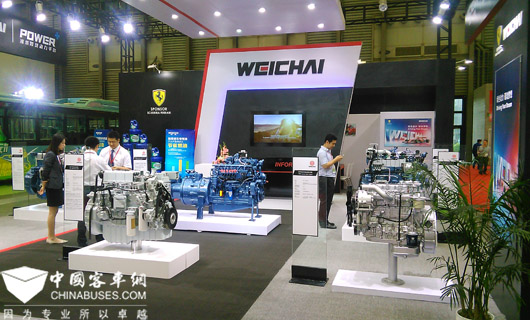 2015中國(上海)國際客車技術展圓滿舉行(圖4) 濰柴工作人員向客戶介紹展品