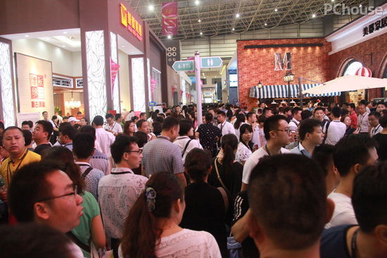 中國(guó)(廣東)家具出口展令業(yè)界矚目 買家相約包機(jī)來觀 中國(guó)(廣東)家具出口展令業(yè)界矚目 買家相約包機(jī)來觀