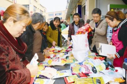 展會期間農民踴躍購種。