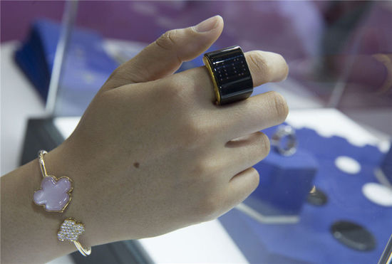 2016年5月5日，上海。2016上海國際珠寶首飾展覽會，在上海世博展覽館開幕。據悉，2015年，我國黃金珠寶首飾業終端零售超過了5000億人民幣，呈現增長勢頭。本屆展覽吸引了國內外優質珠寶商齊聚申城，為時尚之都獻上一場珠寶界的視覺狂歡，規模創歷年之最。市民可以領略最前沿的國際珠寶流行趨勢，欣賞最罕見的世界收藏級珠寶。[!--empirenews.page--]