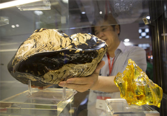 2016年5月5日，上海。2016上海國際珠寶首飾展覽會，在上海世博展覽館開幕。據悉，2015年，我國黃金珠寶首飾業終端零售超過了5000億人民幣，呈現增長勢頭。本屆展覽吸引了國內外優質珠寶商齊聚申城，為時尚之都獻上一場珠寶界的視覺狂歡，規模創歷年之最。市民可以領略最前沿的國際珠寶流行趨勢，欣賞最罕見的世界收藏級珠寶。[!--empirenews.page--]