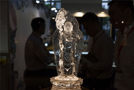 2016年5月5日，上海。2016上海國際珠寶首飾展覽會，在上海世博展覽館開幕。據悉，2015年，我國黃金珠寶首飾業終端零售超過了5000億人民幣，呈現增長勢頭。本屆展覽吸引了國內外優質珠寶商齊聚申城，為時尚之都獻上一場珠寶界的視覺狂歡，規模創歷年之最。市民可以領略最前沿的國際珠寶流行趨勢，欣賞最罕見的世界收藏級珠寶。