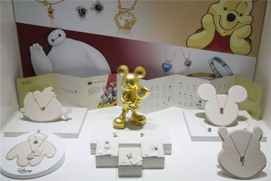 2016年5月5日，上海。2016上海國際珠寶首飾展覽會，在上海世博展覽館開幕。據悉，2015年，我國黃金珠寶首飾業終端零售超過了5000億人民幣，呈現增長勢頭。本屆展覽吸引了國內外優質珠寶商齊聚申城，為時尚之都獻上一場珠寶界的視覺狂歡，規模創歷年之最。市民可以領略最前沿的國際珠寶流行趨勢，欣賞最罕見的世界收藏級珠寶。[!--empirenews.page--]