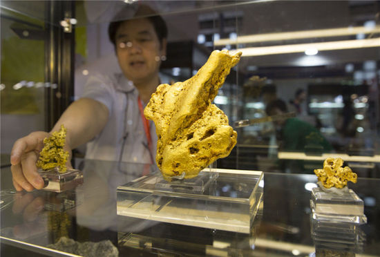 2016年5月5日，上海。2016上海國際珠寶首飾展覽會，在上海世博展覽館開幕。據悉，2015年，我國黃金珠寶首飾業終端零售超過了5000億人民幣，呈現增長勢頭。本屆展覽吸引了國內外優質珠寶商齊聚申城，為時尚之都獻上一場珠寶界的視覺狂歡，規模創歷年之最。市民可以領略最前沿的國際珠寶流行趨勢，欣賞最罕見的世界收藏級珠寶。[!--empirenews.page--]