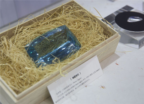 2016年5月5日，上海。2016上海國際珠寶首飾展覽會，在上海世博展覽館開幕。據悉，2015年，我國黃金珠寶首飾業終端零售超過了5000億人民幣，呈現增長勢頭。本屆展覽吸引了國內外優質珠寶商齊聚申城，為時尚之都獻上一場珠寶界的視覺狂歡，規模創歷年之最。市民可以領略最前沿的國際珠寶流行趨勢，欣賞最罕見的世界收藏級珠寶。[!--empirenews.page--]