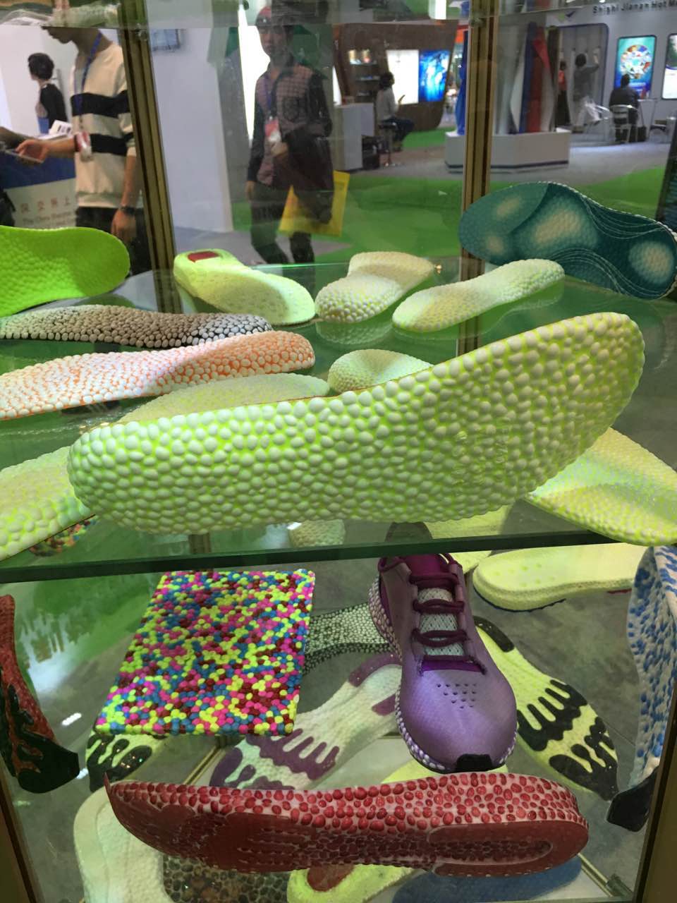 瑞展鞋材世界范圍內(nèi)首創(chuàng)多彩爆米花(圖3) 瑞展鞋材世界范圍內(nèi)首創(chuàng)多彩爆米花(圖3)